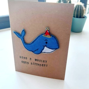 ¡Ballena de cumpleaños! Tarjeta de cumpleaños con ballena bordada con un motivo de sombrero de fiesta montado en una tarjeta kraft marrón A6 reciclada