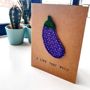 ¡Me gusta tu willy! Tarjeta de felicitación de aniversario emoji de berenjena. Emoji hecho a mano en una tarjeta kraft marrón A6 reciclada, con mensaje estampado a mano