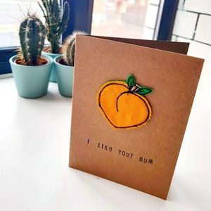 ¡Me gusta tu trasero! Tarjeta de felicitación de aniversario emoji de melocotón. Melocotón de tela hecho a mano en una tarjeta kraft marrón A6 reciclada, con mensaje estampado a mano