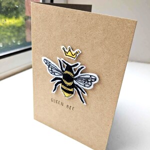 Tarjeta de cumpleaños QUEEN BEE: motivo de abeja bordado con movimiento libre montado en una tarjeta kraft marrón A6 con mensaje personalizado a elegir.