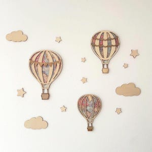 Muurkunst heteluchtballon. Kinderkamerdecoratie voor op reis. Vintage kaartenballon voor wanddecoratie