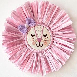 León bordado artesanal de pared - PEQUEÑO 28 cm con melena de papel de rafia. Decoración infantil para niña