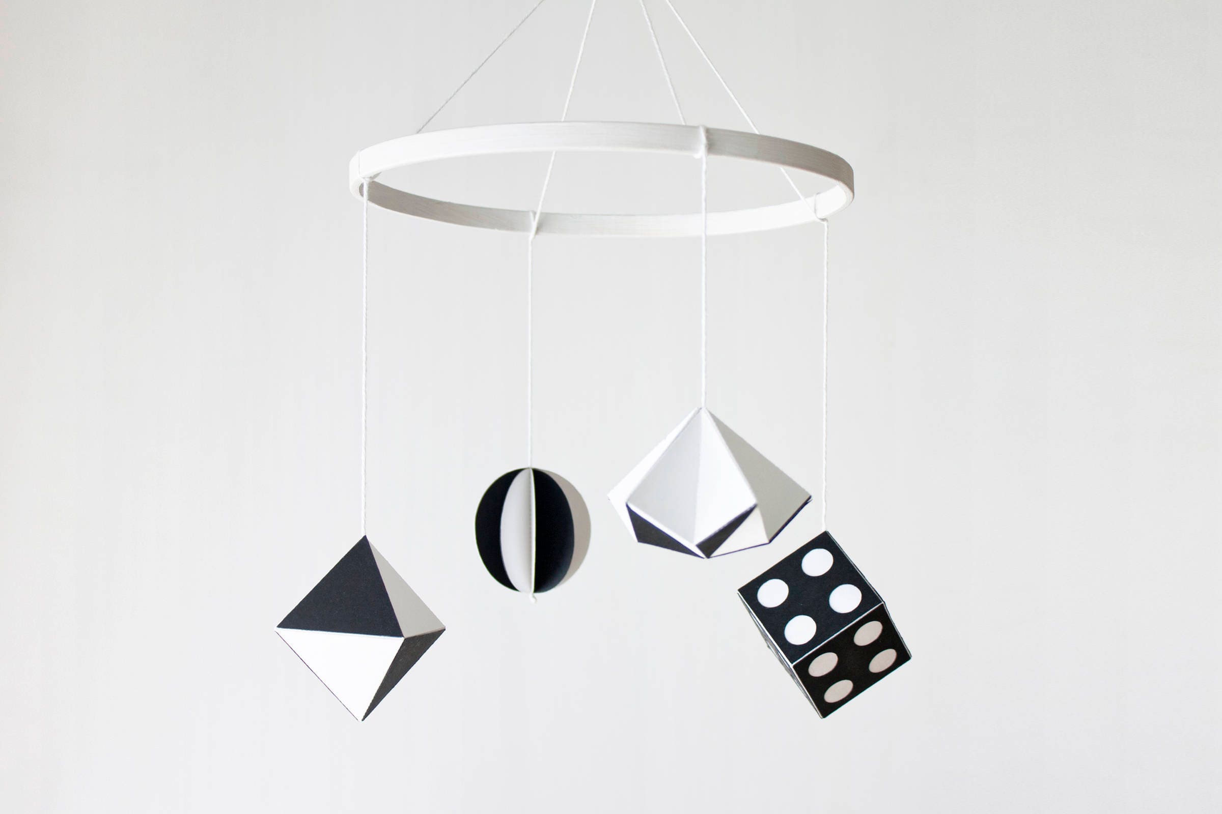 Portique en bois et accessoires de mobile noir & Blanc - Bébé –  Art-Montessori-Canusmex