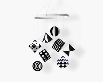 Montessorimobiel met hoog contrast en geometrische vormen