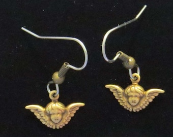 Testa d'angelo con orecchini d'ali Piccolo ottone anticato Vintage ispirato Cherubino Cupido EG565B
