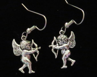 Pendientes de Cupido chapados en oro de 24 quilates o plata envejecida. Ángel querubín dispara su flecha EG521 / ES458