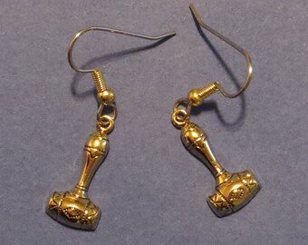Pendientes con forma de mazo de juez, chapados en oro de 24 quilates o en plata mate oxidada. Juez, Justicia, Abogado, Derecho EG342 / ES425