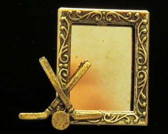 Eishockey-Puck und Sticks Foto Pin Brosche 24 Karat Goldplatte oder oxidiert Matt Silber und Silber Platte PG250 / PS192