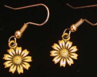 Daisy Flower Earring Antiqued Brass Small Daisies Flowers Flower Child EG159