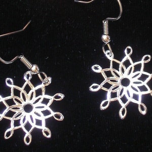 Snowflake Earrings 24 Karat Gold Plate or Sterling Silver Plate Holiday Winter Christmas Snow 7/8&quot; EG317 / ES295SSP