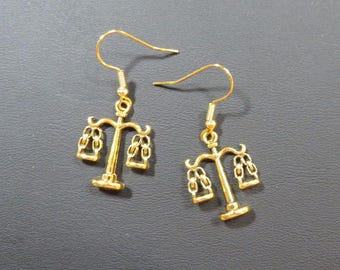 Pendientes de abogado con balanza de justicia y acabado dorado o plateado (EG612/ES524)