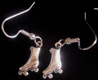 Miniblings Orecchini Pattini Da Ghiaccio – Smaltati, Bianchi, Fatto A Mano, Pendente 15mm, Placcato Argento, Gioielli Allergici