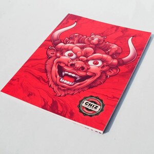 Puede incluir: Una portada de libro ilustrada en rojo y rosa con una gran cara de monstruo roja, detallada, con ojos rojos y aspecto enojado, con cuernos y un pequeño logotipo circular rojo que dice "CHIZ" en letras blancas.