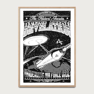 Puede incluir: Póster vintage en blanco y negro con marco de madera. El póster presenta el texto "The Robert Jacobs Revelation" e ilustraciones de un OVNI, un cohete y un satélite. También son visibles las palabras "Vandenberg Air Force Base" y "UFO Phenomena Story".
