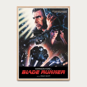 Puede incluir: Un póster de película vintage para la película "Blade Runner" protagonizada por Harrison Ford. El póster presenta una ciudad futurista con una nave espacial oscura y elegante en primer plano. El texto "MAN HAS MADE HIS MATCH... NOW IT'S HIS PROBLEM" está impreso en blanco sobre un fondo negro. El título "BLADE RUNNER" está impreso en rojo con el nombre del director "RIDLEY SCOTT" impreso debajo.