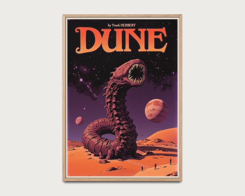 Może przedstawiać: Plakat w stylu vintage dla powieści science fiction "Diuna" Franka Herberta. Plakat przedstawia piaskowego robaka, gigantyczne, robakowate stworzenie z książki, na tle fioletowego nieba z gwiazdami i rosnącym księżycem.
