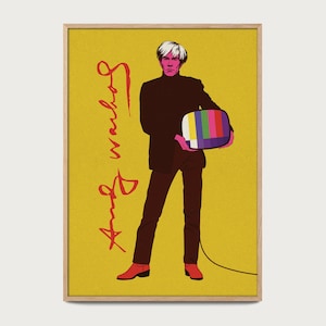 Könnte beinhalten: Gerahmter Kunstdruck mit einer Pop-Art-Illustration von Andy Warhol, der einen Fernseher mit Farbmuster hält. Das Kunstwerk hat einen gelben Hintergrund mit dem Namen des Künstlers in roter Schrift. Die Figur trägt einen schwarzen Anzug und rote Schuhe.
