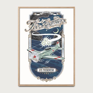 Puede incluir: Un póster enmarcado con una ilustración de estilo vintage. Muestra un avión plateado con detalles rojos, volando en un cielo nocturno con una luna creciente y tres orbes brillantes. El texto incluye "Foo Fighters" y "UFO Phenomena."
