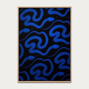 Può includere: Una stampa artistica incorniciata con un motivo ripetuto di serpenti blu su sfondo nero. I serpenti sono raffigurati in modo stilizzato, con i loro corpi che formano forme ad anello. L'opera d'arte è racchiusa in una cornice di legno naturale.