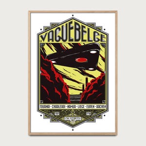 Puede incluir: Una impresión artística enmarcada con una ilustración retro de un OVNI negro flotando sobre un paisaje con tonos rojos y amarillos. El texto "LA VAGUE BELGE" está en la parte superior, con nombres de ciudades debajo. La impresión está en un marco de madera.