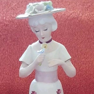 Sitzendorf dresden lady figurine