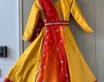 Costume Kathak Anarkali/ensemble 5pc jaune Anarkali/robe Bharatnatyam/danse indienne/costume bollywood/costume personnalisé/vêtement de danse indien/ethnique