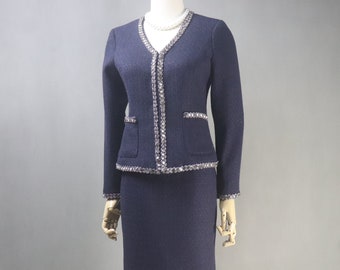 Tailleur jupe bleu marine pour femme printemps fait sur mesure dans toutes les tailles avec bordure de perles en métal Costume de veste formelle pour l'obtention du diplôme, le jour du discours, cadeau personnalisé