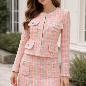 Conjunto de saia e blazer personalizado em tweed rosa com estampa xadrez e lantejoulas, qualquer comprimento e tamanho.