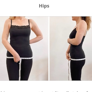 Op de afbeelding: Een persoon in zwarte kleding meet haar heupomtrek met een wit meetlint. Het meetlint geeft 91,4 cm aan.