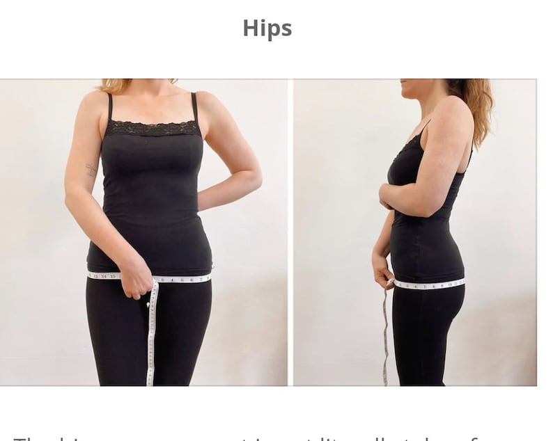 Op de afbeelding: Een persoon in zwarte kleding meet haar heupomtrek met een wit meetlint. Het meetlint geeft 91,4 cm aan.