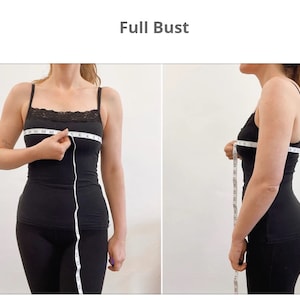 Op de afbeelding: Een persoon draagt een zwart tanktop met kant en meet haar borstomvang met een meetlint. Het meetlint geeft 81 cm aan.