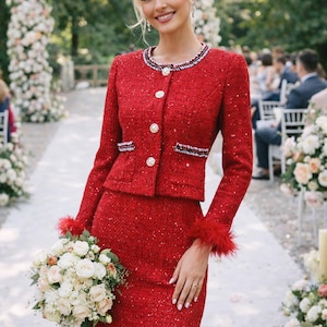 Roter Pailletten-Tweed-Rock mit Federmanschetten - handgefertigtes zweiteiliges Damen-Outfit