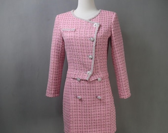 Completo gonna in tweed rosa con dettagli in perle – Giacca asimmetrica su misura e gonna personalizzata, taglie forti