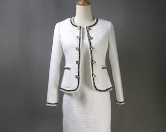 Costume blanc sur mesure avec bordure dorée noire, veste + robe en tweed blanc classique, remise des diplômes, discours, mariage, événement formel,