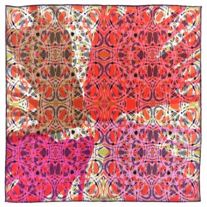 Pode incluir: Um lenço quadrado com um design geométrico em tons de vermelho, rosa, laranja e amarelo. O padrão é um design repetitivo de círculos e linhas.