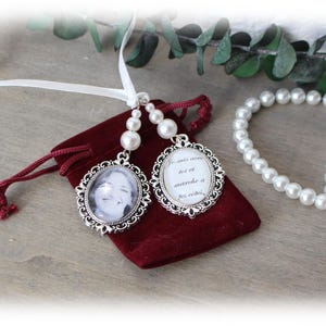 Souvenir medallion for bridal bouquet