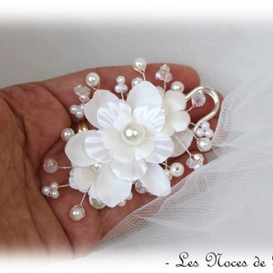 Attache traîne/ broche blanc nacré à fleurs Eglantine image 2