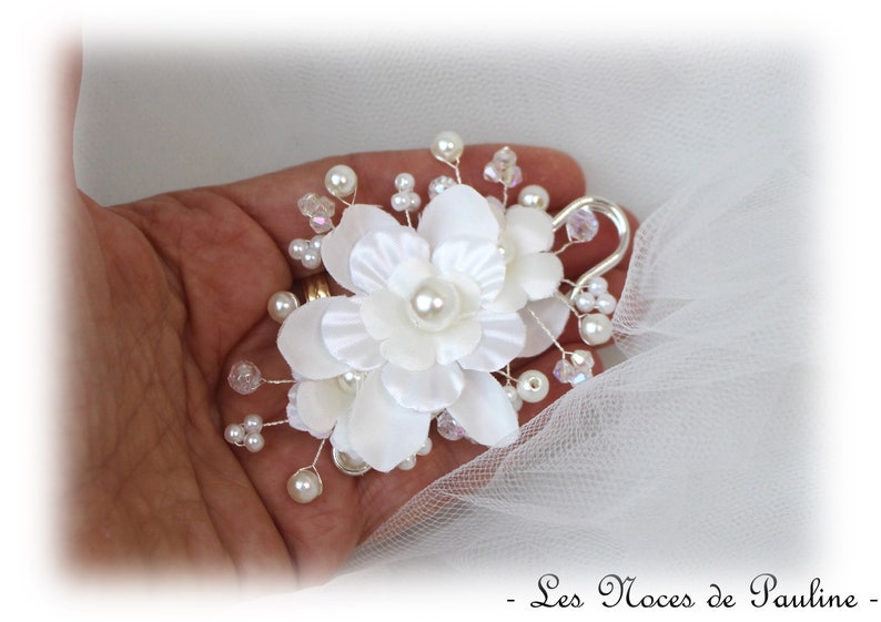 Attache traîne/ broche blanc nacré à fleurs Eglantine image 2