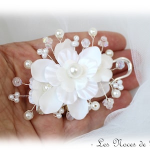 Attache traîne/ broche blanc nacré à fleurs Eglantine Blanc