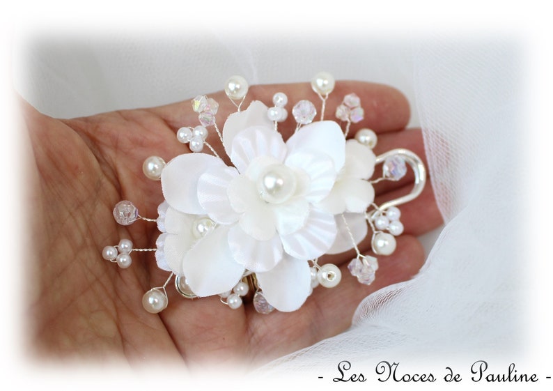 Attache traîne/ broche blanc nacré à fleurs Eglantine Blanc