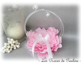 Door pink and white wedding rings at Grand Flower Wedding Rings, wearing aliances to peony flower
