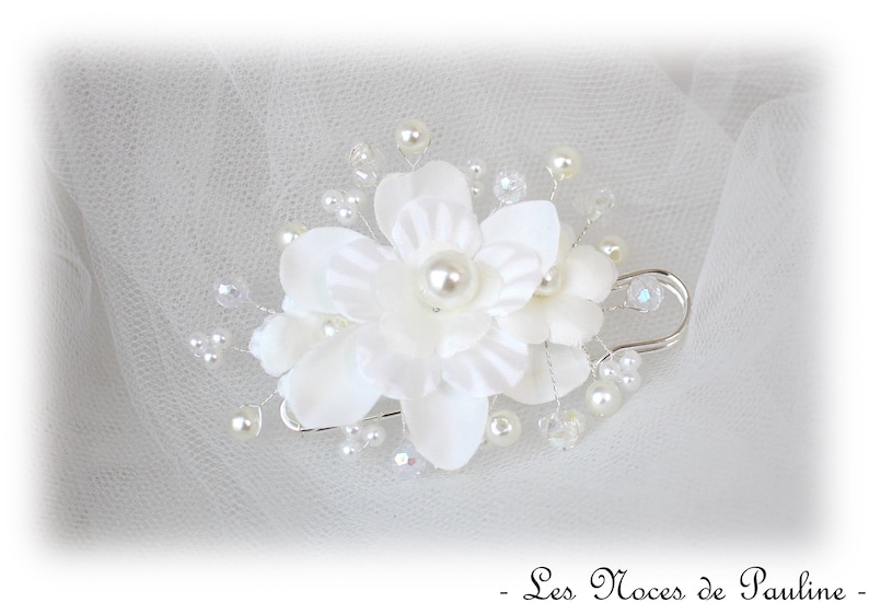 Attache traîne/ broche blanc nacré à fleurs Eglantine image 3