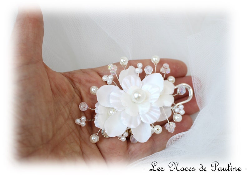 Attache traîne/ broche blanc nacré à fleurs Eglantine image 4