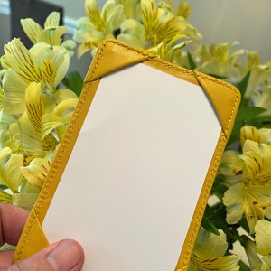 GELBER POCKET JOTTER - Taschenjotter aus Leder, Karteikartenhalter aus Leder, Mini-Notizblock, Feldnotizen-Einband, schlankes Leder-Padfolio edc
