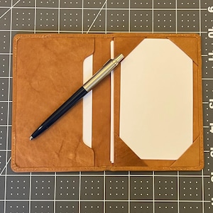 Chicorée Tan Kalbsleder Antik Leder Bifold Notizbuch | 3x5 Karte Padfolio & Reisepasshülle | Handgefertigte EDC Geldbörse | Geschenk für Blue Suit Füchse