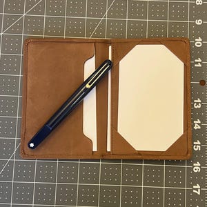 Toskanisches Braunes Nubukleder Bifold Jotter | 3x5 Karte Padfolio & Reisepasshülle | Handgefertigte EDC Geldbörse | Geschenk für nachdenkliche Sketcher