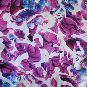 Peut inclure: Motif abstrait de silhouettes blanches de personnes dansant sur un fond de tourbillons de couleurs aquarelle rose, violet et bleu.