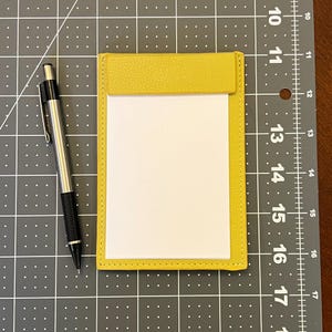 Bloc-notes magnétique en cuir jaune Vienna pour tableau de bord | Porte-cartes 3x5 | Bloc-notes EDC rigide | Cadeau pour créatifs brillants