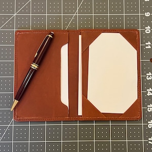 Ziegel Nubukleder Bifold Jotter | 3x5 Karteikarten & Reisepasshülle | Handgefertigte schlanke EDC Geldbörse | Rostrotes Geschenk für Note Taker