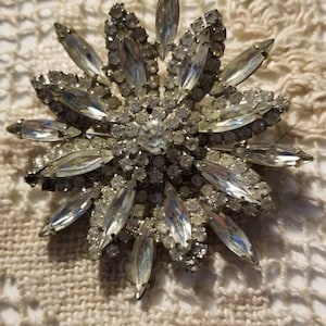 Goegeous vintage crystal brooch, vintage brooch, crystal brooch,weiss brooch